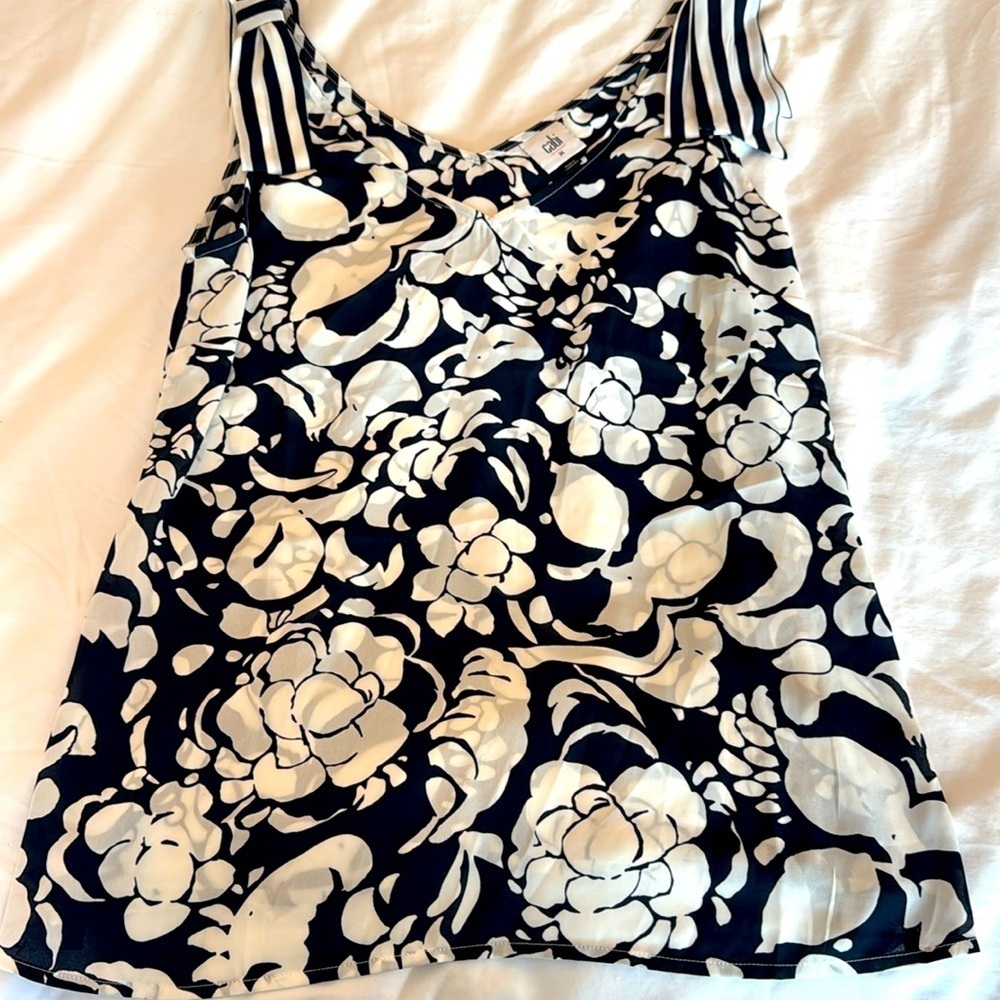 Flowy CAbi floral top with shoulder tie look. M
EUC